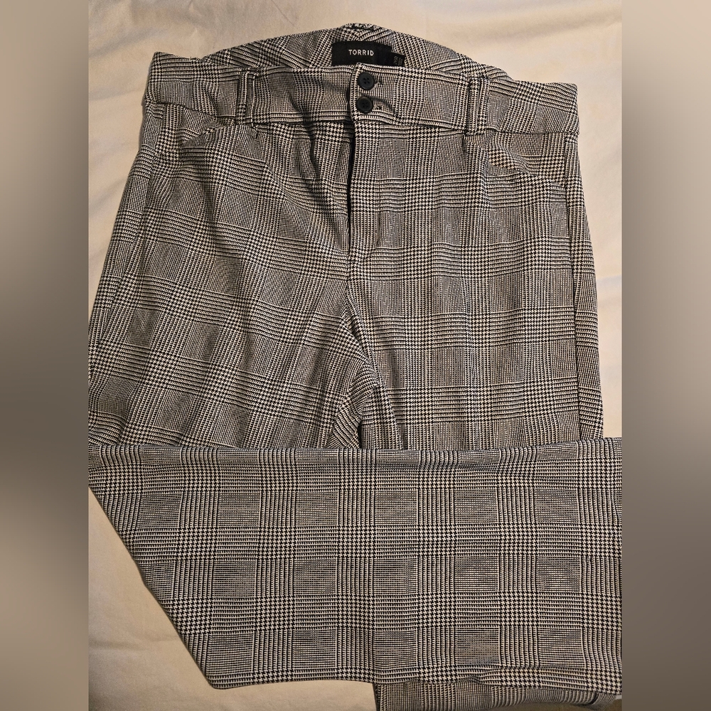 Torrid 2R, black and white pants